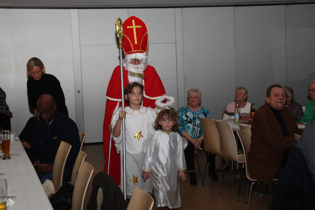 Nikolaus mit Engel beim Einzug