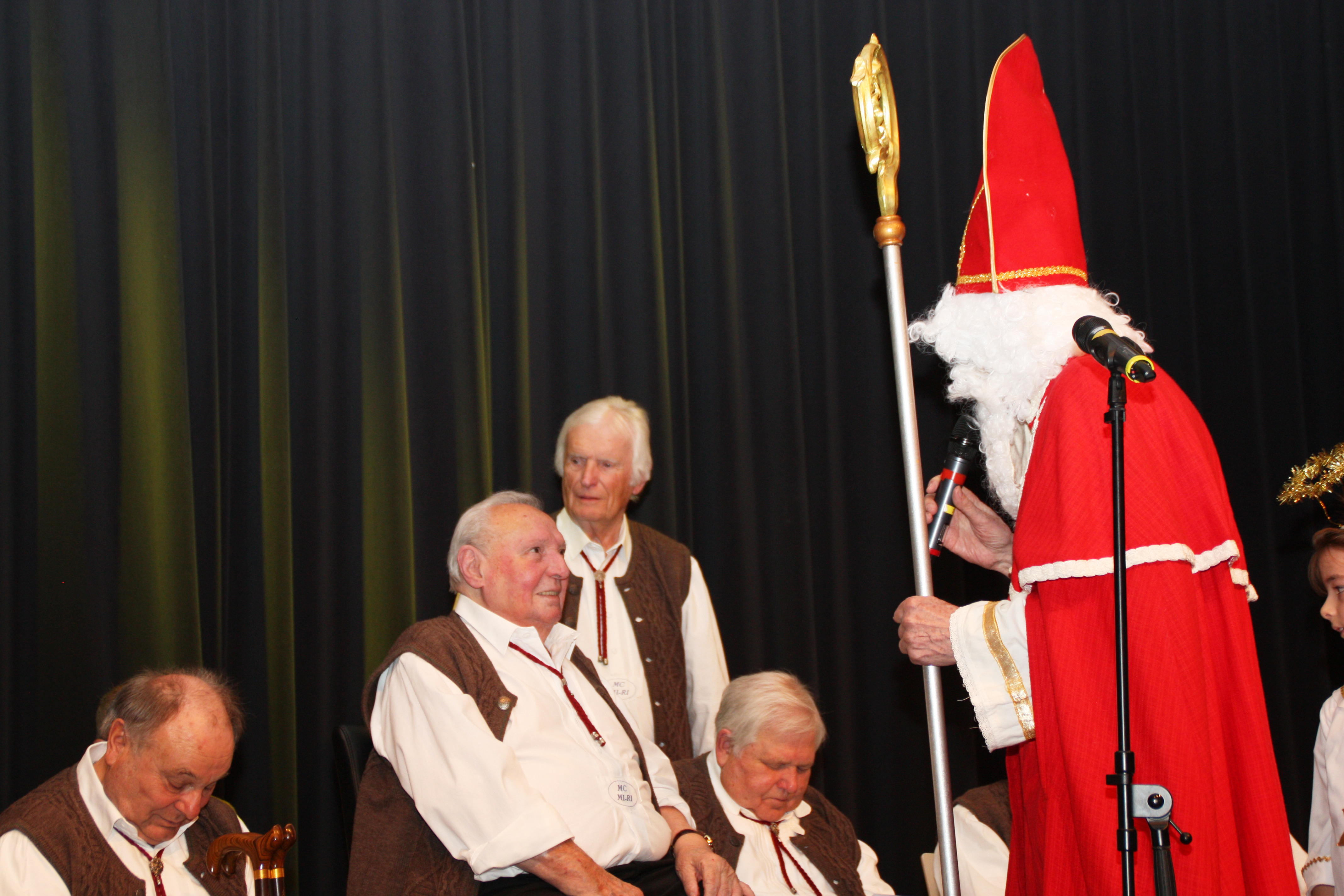 Nikolaus verteilt Präsente