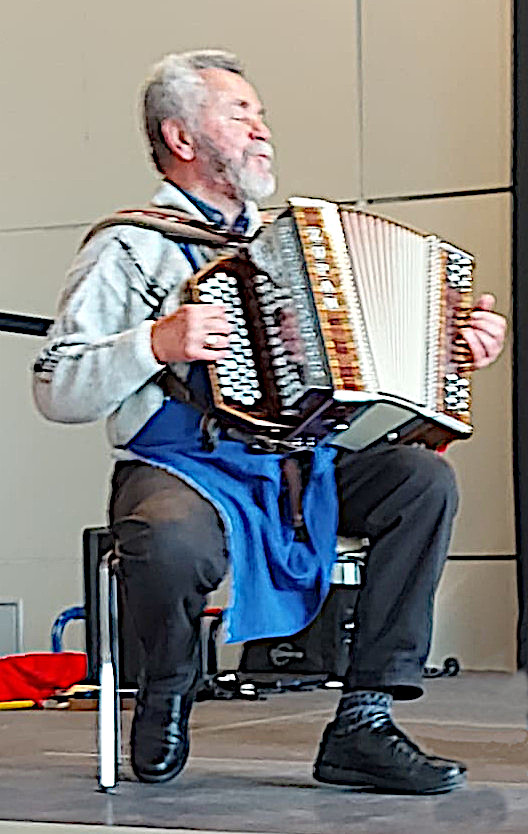 Dieter mit seiner Harmonica