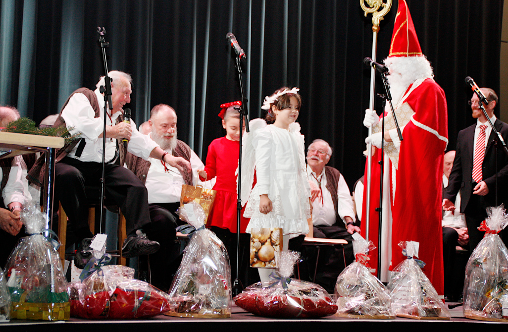 Nikolaus bedankt sich bei den Kindern